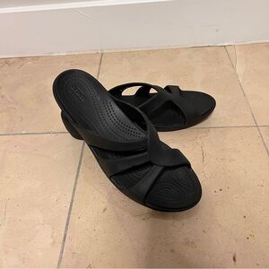 Crocs Sanrah Strappy Low Wedge Sandals Black Slip On Comfort Women's Size 10